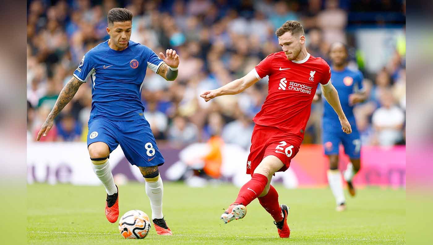 Pemain Chelsea Enzo Fernandez saat menguasai bola mendapat hadangan dari pemain Liverpool Andrew Robertson pada laga Liga Inggris. (Foto: REUTERS/Peter Cziborra) Copyright: © REUTERS/Peter Cziborra