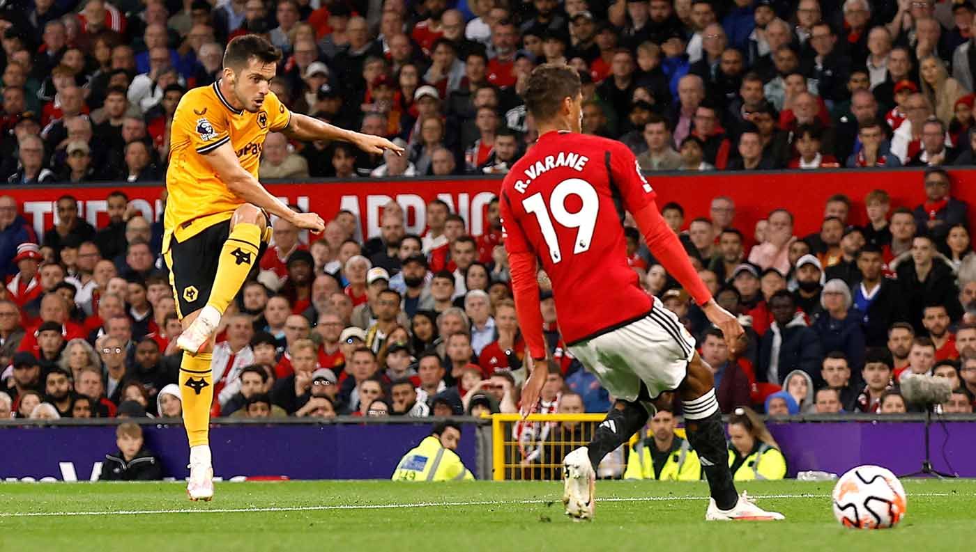 Pemain Manchester United, Raphael Varane mencoba menahan tendangan dari pemain Wolverhampton Wanderers, Pablo Sarabia pada laga Liga Inggris, Selasa (15/08/23). (Foto: REUTERS/Jason Cairnduff) Copyright: © REUTERS/Jason Cairnduff