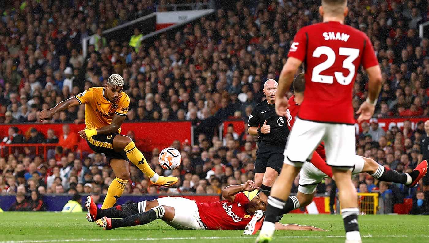Pemain Wolverhampton Wanderers, Mario Lemina melepas tendangan keras ke gawang Manchester United pada laga Liga Inggris, Selasa (15/08/23). (Foto: REUTERS/Jason Cairnduff) Copyright: © REUTERS/Jason Cairnduff