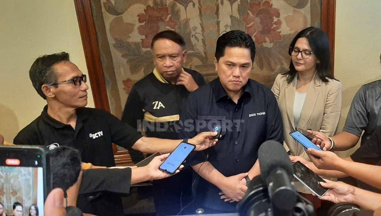 Ketua Umum PSSI, Erick Thohir, menjelaskan bagaimana akhirnya mereka bisa menemukan Jay Indez sebagai salah satu nama yang akan dinaturalisasi. (Foto: Zainal Hasan/INDOSPORT) Copyright: © Zainal Hasan/INDOSPORT