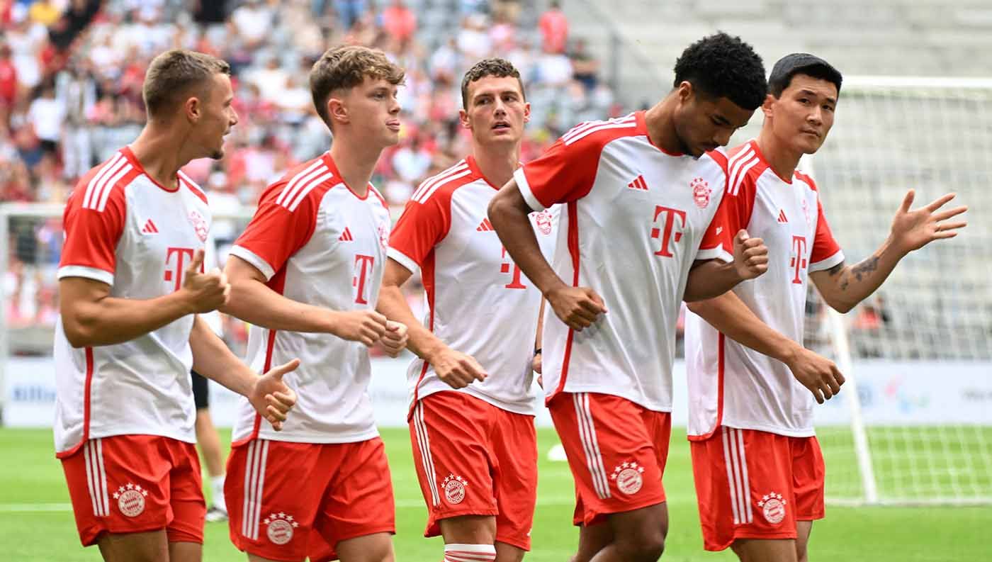 Benjamin Pavard (tengah) bewrsama rekan tim saat berlatih di Bayern Munchen. (Foto: REUTERS/Angelika Warmuth) Copyright: © REUTERS/Angelika Warmuth