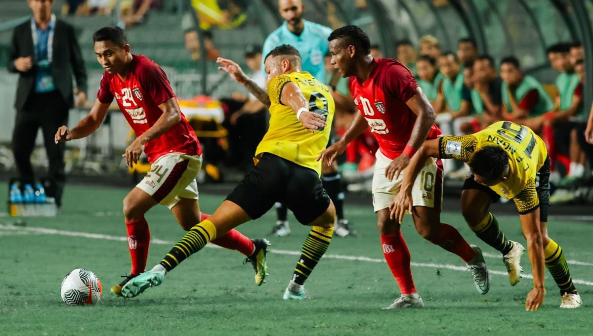 Perebutan bola penyerang Lee Man FC, Everton dengan bek Bali United, Ricky Fajrin. Foto: Bali United Copyright: © Bali United