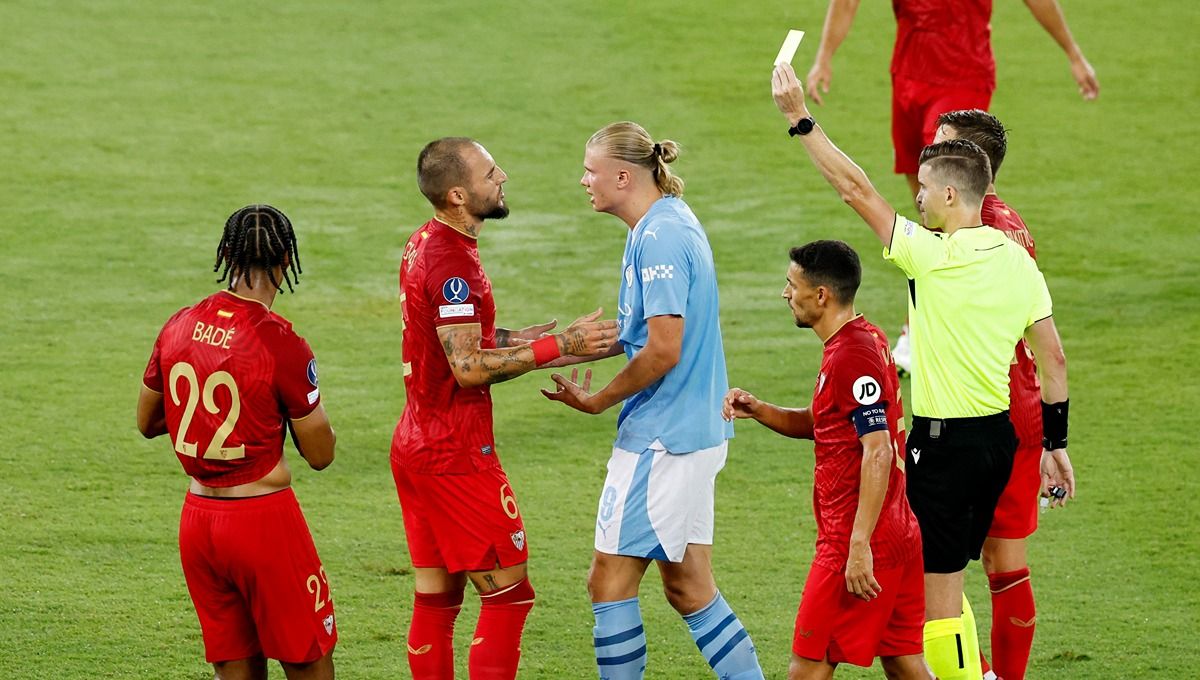 Erling Haaland dan Loic Bade bersitegang dalam duel UEFA Super Cup 2023 antara Manchester City vs Sevilla Copyright: © REUTERS/Louiza Vradi