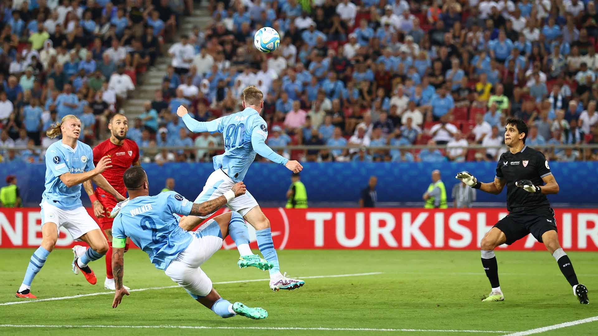 Aksi pemain Manchester City, Cole Palmer usai cetak gol dengan dundulan ke gawang Sevilla pada laga Piala Super UEFA 2023. (Foto: REUTERS/Stoyan Nenov) Copyright: © REUTERS/Stoyan Nenov