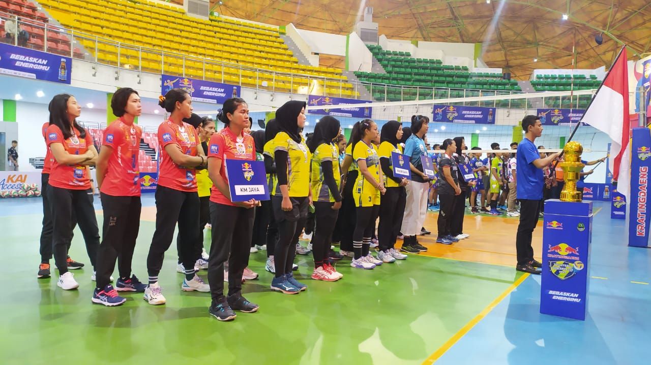 Grand Final Kratingdaeng Volleyball Gubernur Cup 2023 resmi dimulai di GOR Youth Center Arcamanik, Kota Bandung. Copyright: © Arif Rahman/INDOSPORT