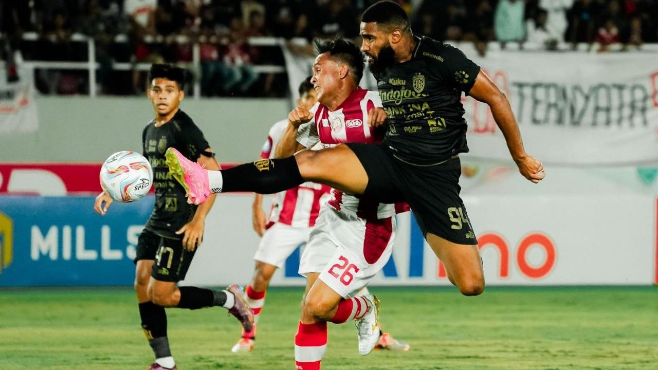 Duel bek Persis Solo, Rian Miziar, dengan penyerang Bali United, Jefferson Assis. (Foto: Bali United) Copyright: © Bali United