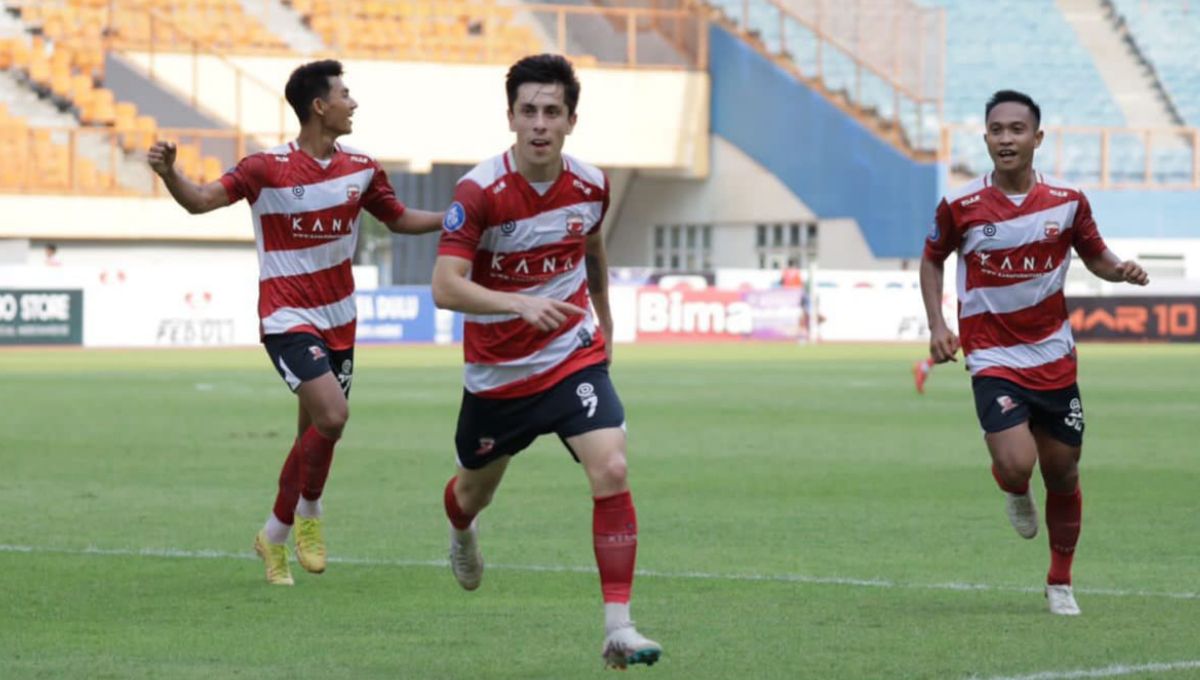 Selebrasi pemain Madura United, Fransisco Rivera usai mencetak gol ke gawang Persikabo 1973 pada laga pekan kesembilan Liga 1 2023/2024 di stadion Wibawa Mukti, Sabtu (19/08/23). Copyright: © MO Madura United