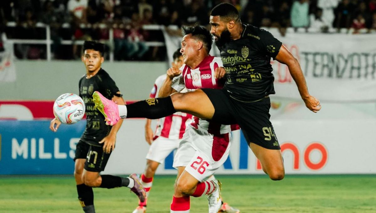 Duel antara pemain Persis Solo, Rian Miziar dengan pemain Bali United Jefferson Assis pada laga Liga 1 2023/2024 pekan kesembilan di stadion Manahan, Sabtu (19/08/23). Copyright: © MO Bali United