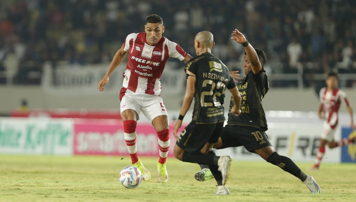 Duel antara pemain Bali United, Eber Bessa dengan bek Persis Solo, Jaimerson Xavier pada laga Liga 1 2023/2024 pekan kesembilan di stadion Manahan, Sabtu (19/08/23). Copyright: © MO Persis Solo