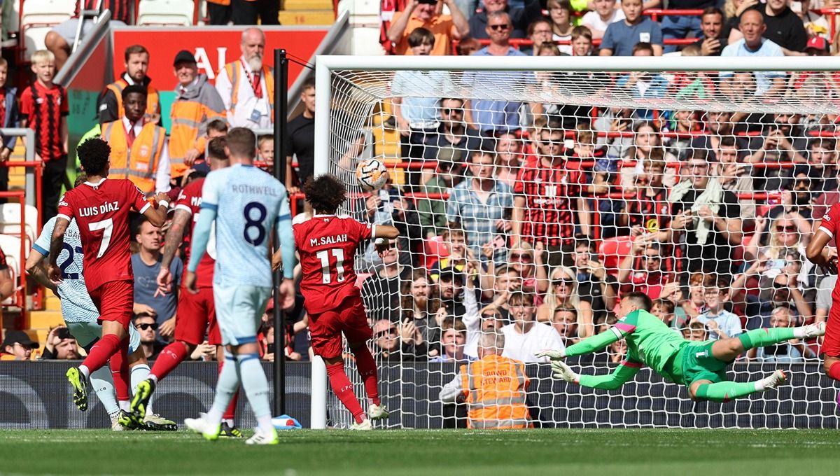 Mohamed Salah mencetak gol di laga Liga Inggris Liverpool vs Bournemouth, Sabtu (19/08/23) malam WIB. Foto: REUTERS/David Klein Copyright: © REUTERS/David Klein