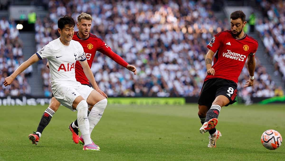 Pemain Tottenham Hotspur, Son Heung-min saat dikawal pemain Manchester United, Bruno Fernandes dan Mason Mount di Liga Inggris. Copyright: © Reuters/Andrew Couldridge