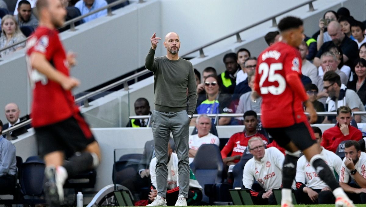 Pelatih Manchester United, Erik ten Hag mengaku senang saat disoraki fans usai menarik Rasmus Hojlund keluar di laga kontra Brighton & Hove Albion. (Foto: REUTERS/Tony Obrien) Copyright: © REUTERS/Tony Obrien