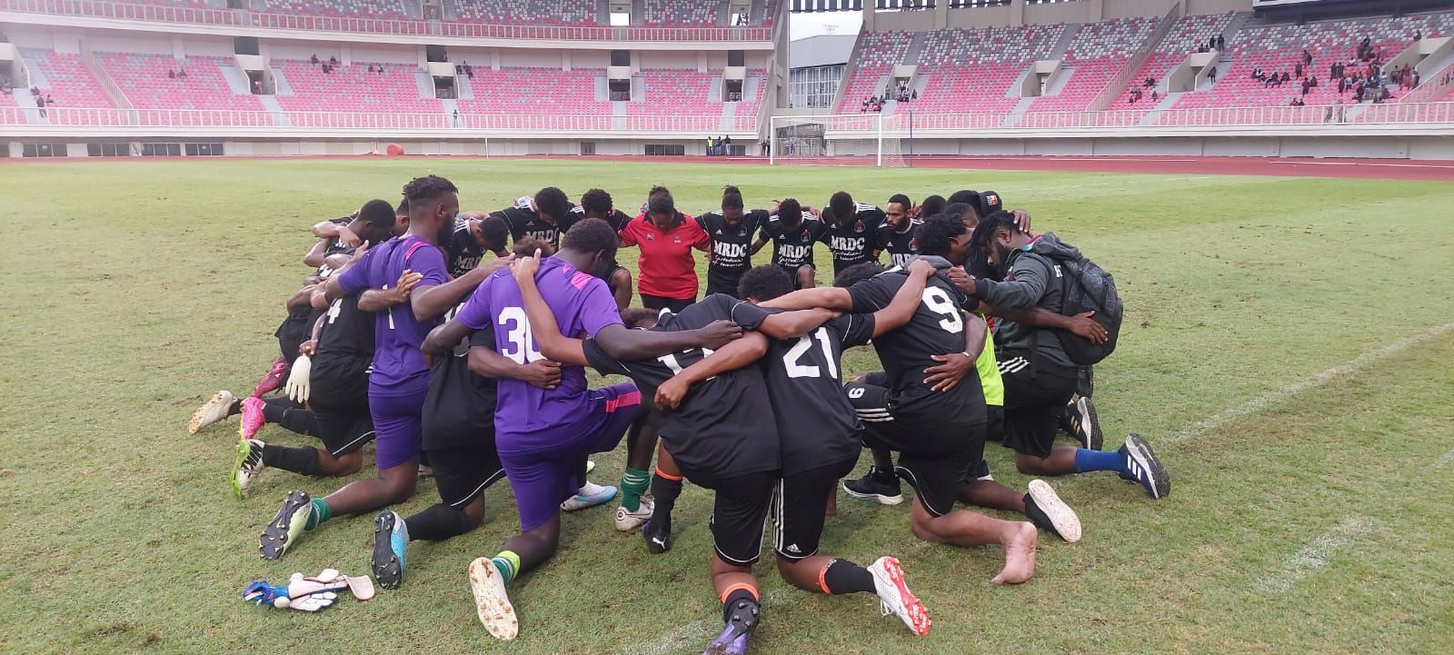 Tim Hekari United FC memanjatkan syukur usai mengalahkan Papua Indonesia Select dalam laga persahabatan di Stadion Lukas Enembe Copyright: © Sudjarwo/INDOSPORT