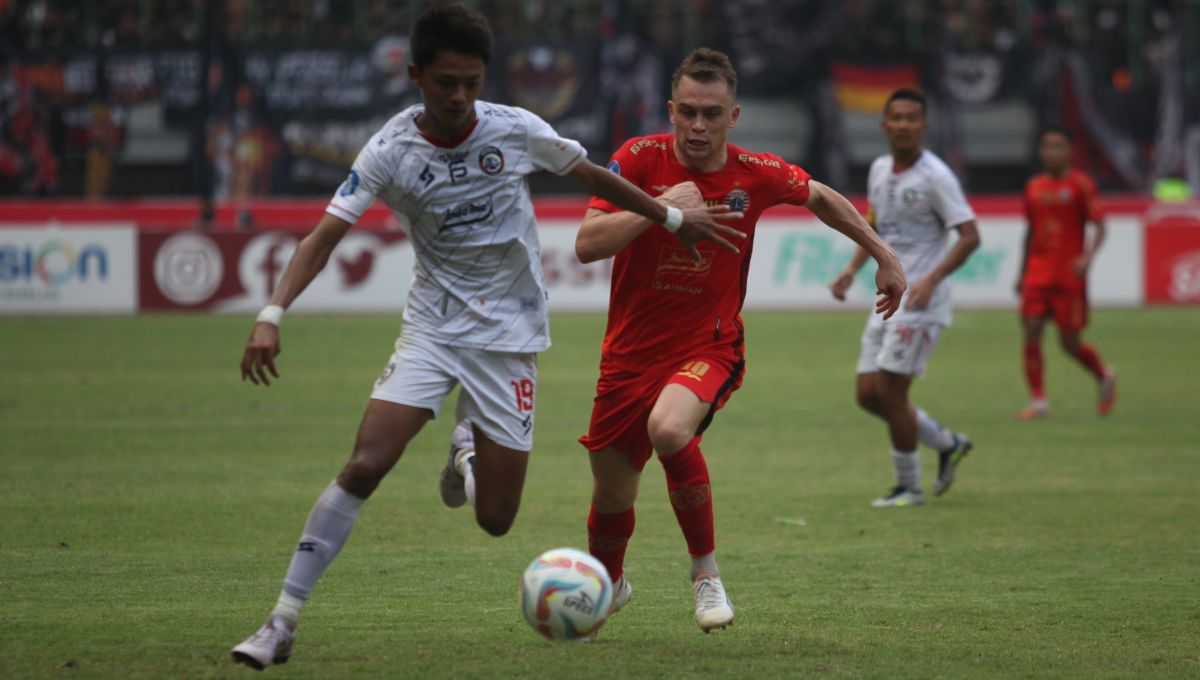 Pemain Persija, Maciej Gajos mencoba merebut bola dari kaki pemain Arema FC, Achmad Maulana Syarif pada laga pekan kesembilan Liga 1 2023/2024 di stadion Patriot Bekasi, Minggu (20/08/23). Copyright: © Herry Ibrahim/INDOSPORT