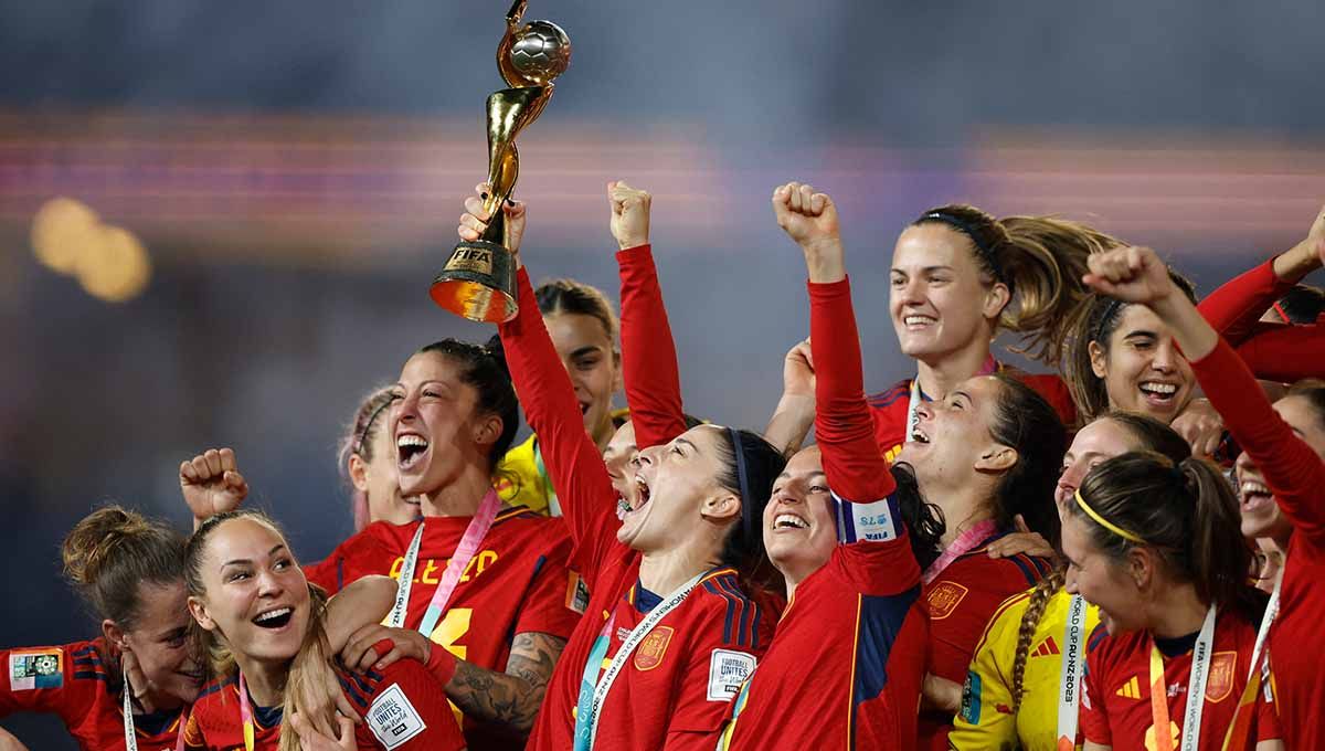 Timnas Wanita Spanyol saat angkat trofi Piala Dunia Wanita 2023 usai menang di final mengalahkan Inggris 1-0. Copyright: © REUTERS/Amanda Perobelli
