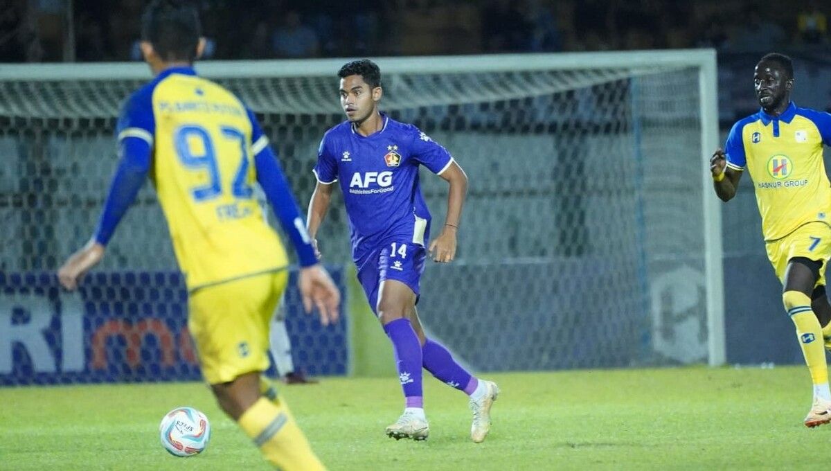 Aksi pemain Persik Kediri, Miftahul Hamdi saat dikejar pemain Barito Putera (Foto: Media Officer Persik Kediri) Copyright: © MO Persik Kediri