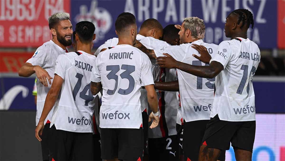 Selebrasi pemain AC Milan, Olivier Giroud bersama rekan setimnya usai mencetak gol pembuka ke gawang Bologna pada laga Serie A Italia antara Bologna FC dan AC Milan di Stadio Renato Dall'Ara, Selasa (22/08/23). (Foto: acmilan). Copyright: © acmilan