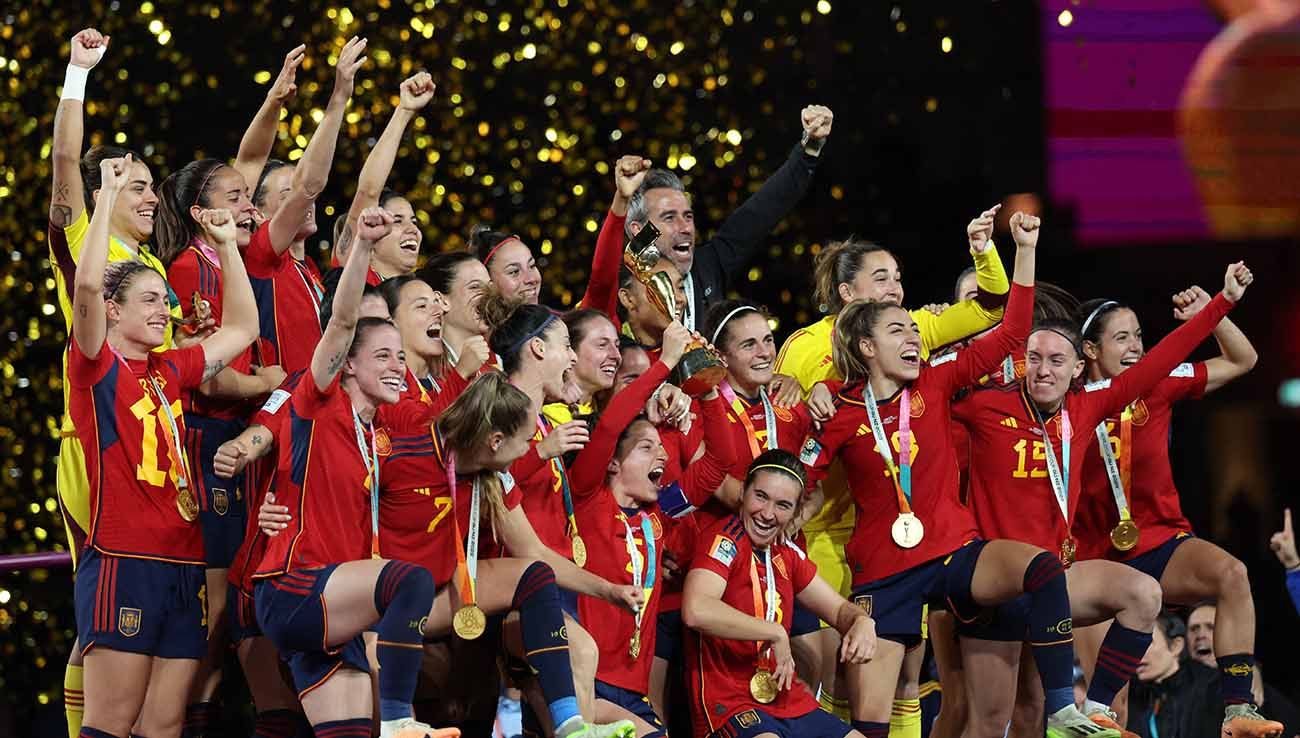 Pemain Spanyol, Ivana Andres mengangkat trofi bersama rekan setimnya setelah memenangkan final Piala Dunia Wanita 2023. (Foto: REUTERS/Asanka Brendon Ratnayake) Copyright: © REUTERS/Asanka Brendon Ratnayake
