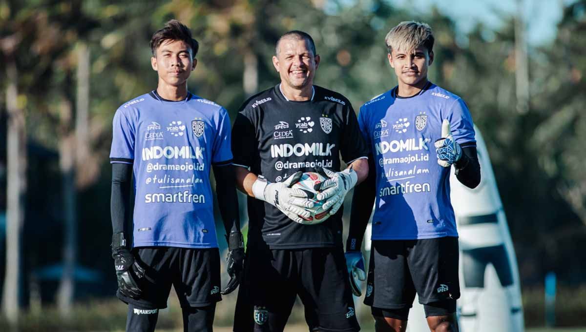 I Wayan Arta Wiguna (kiri) bersama pelatih kiper Bali United, Marcelo Pires dan kiper Bali United, Rakasurya Handika. (Foto: MO Bali United) Copyright: © MO Bali United