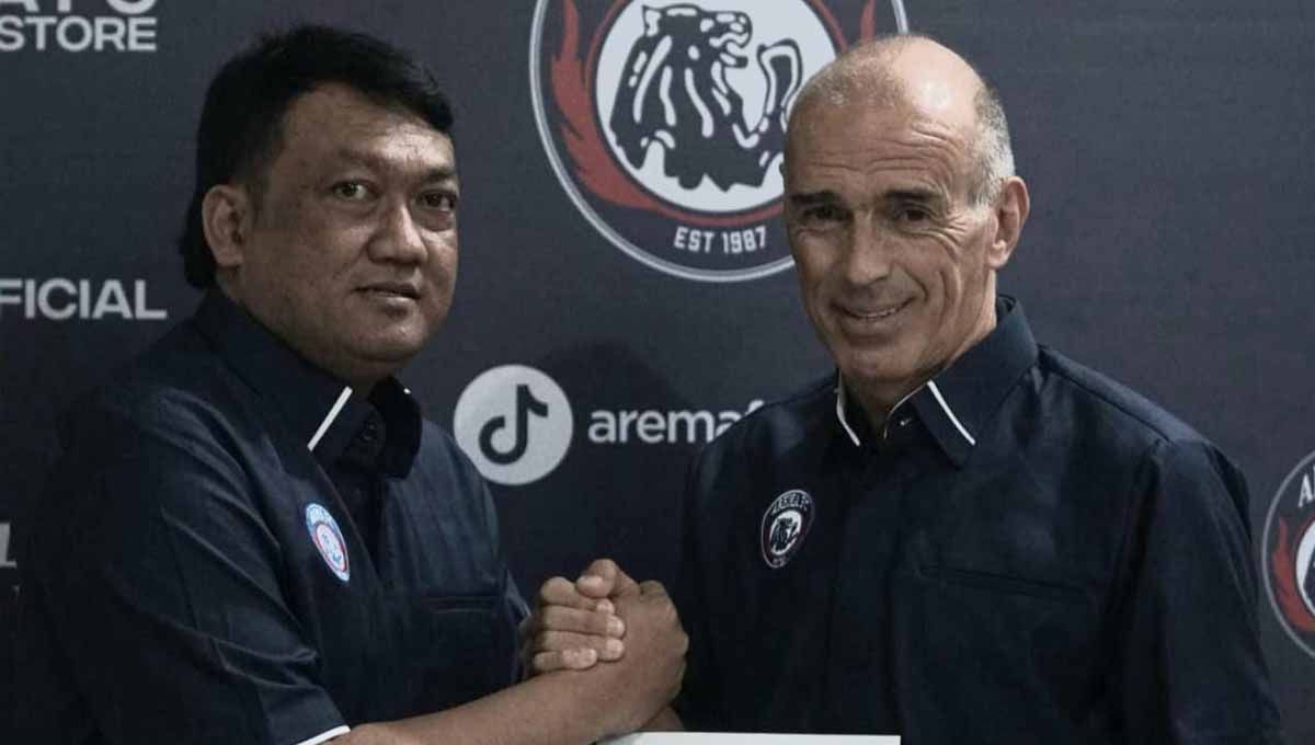 Manajer Arema FC, Wibie Dwi Andriyas perkenalkan pelatih baru Arema FC, Fernando Valente. (Foto: MO Arema FC) Copyright: © MO Arema FC