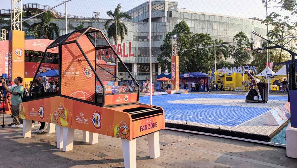 Semarakkan FIBA World Cup 2023, LOC sediakan Fan Zone di area outdoor Senayan Park Mall, Jakarta. Foto: Ammara Marthiara/INDOSPORT. Copyright: © Ammara Marthiara/INDOSPORT