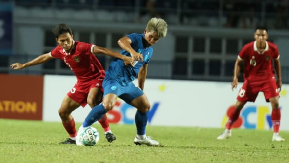 Duel pemain Timnas Indonesia U-23 dengan pemain Thailand U-23 pada laga babak semifinal Piala AFF U-23 2023 di Rayong Provincial Stadium, Kamis (24/08/23). Copyright: © PSSI