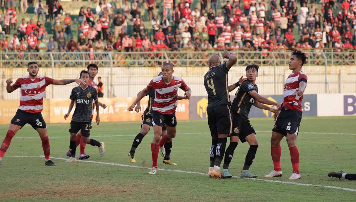 Pemain Bhayangkara, Anderson Salles dengan pemain Madura United Fachruddin Aryanto pada pekan kesepuluh laga Liga 1 di Stadion Gelora Bangkalan (Bangkalan), (25/08/23). (Foto: MO Madura United) Copyright: © MO Madura United