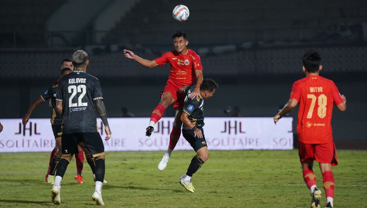 Duel udara bek Persija, Rizky Ridho dengan pemain Dewa United, Egy Maulana Vikri pada laga pekan ke-10 Liga 1 2023/2024 di Indomilk Arena, Jumat (25/08/23). Copyright: © Persija Jakarta