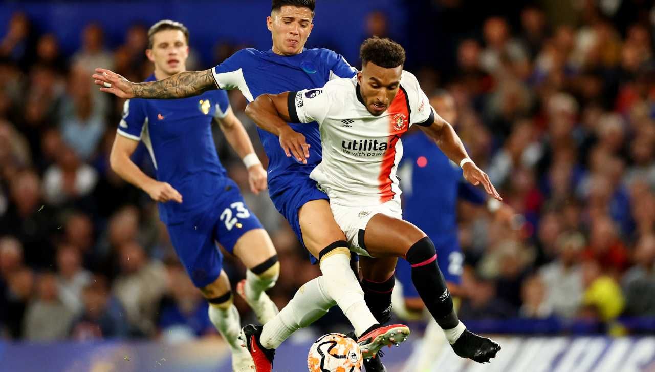 Jacob Brown dari Luton Town berduel dengan Enzo Fernandez dari Chelsea Reuters-Andrew Boyers Copyright: © Reuters-Andrew Boyers