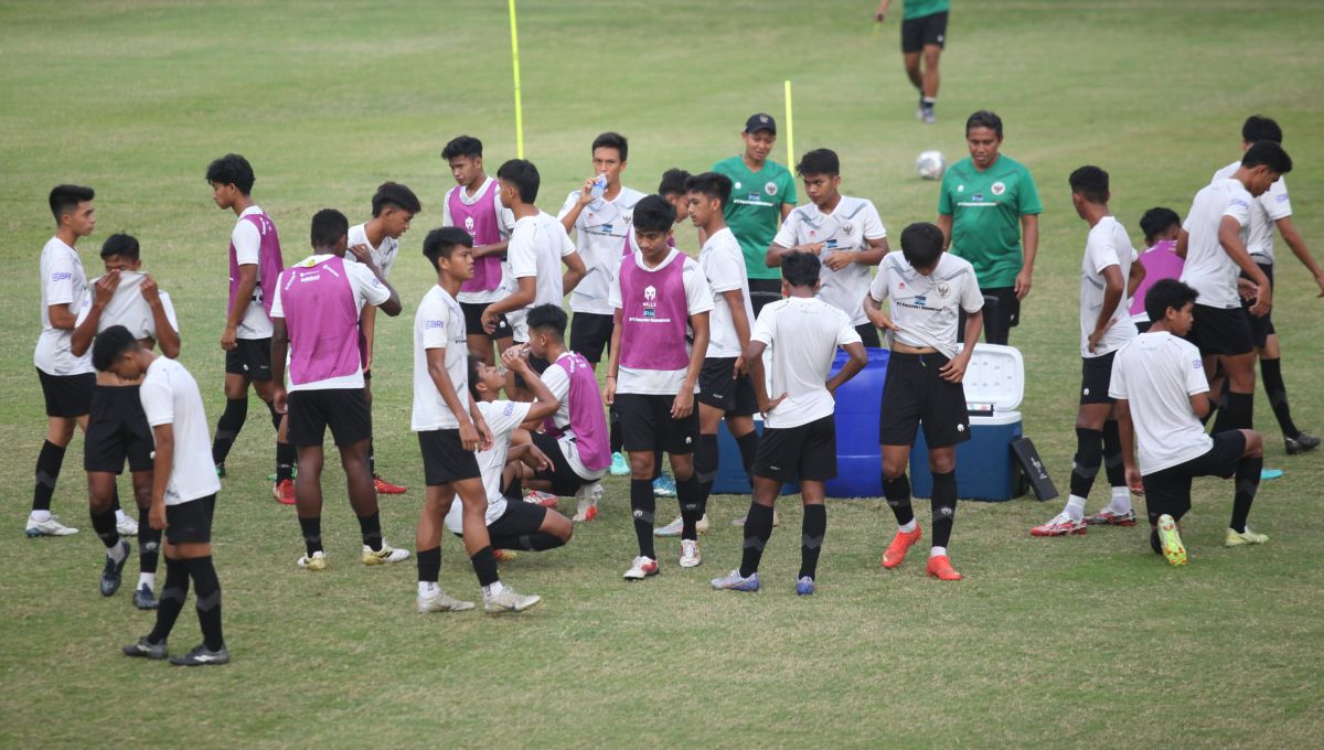 Usai tiba di Jerman, skuad Timnas Indonesia U-17 asuhan Bima Sakti ini pun langsung menggelar latihan perdana di negara tersebut. Copyright: © Herry Ibrahim/INDOSPORT