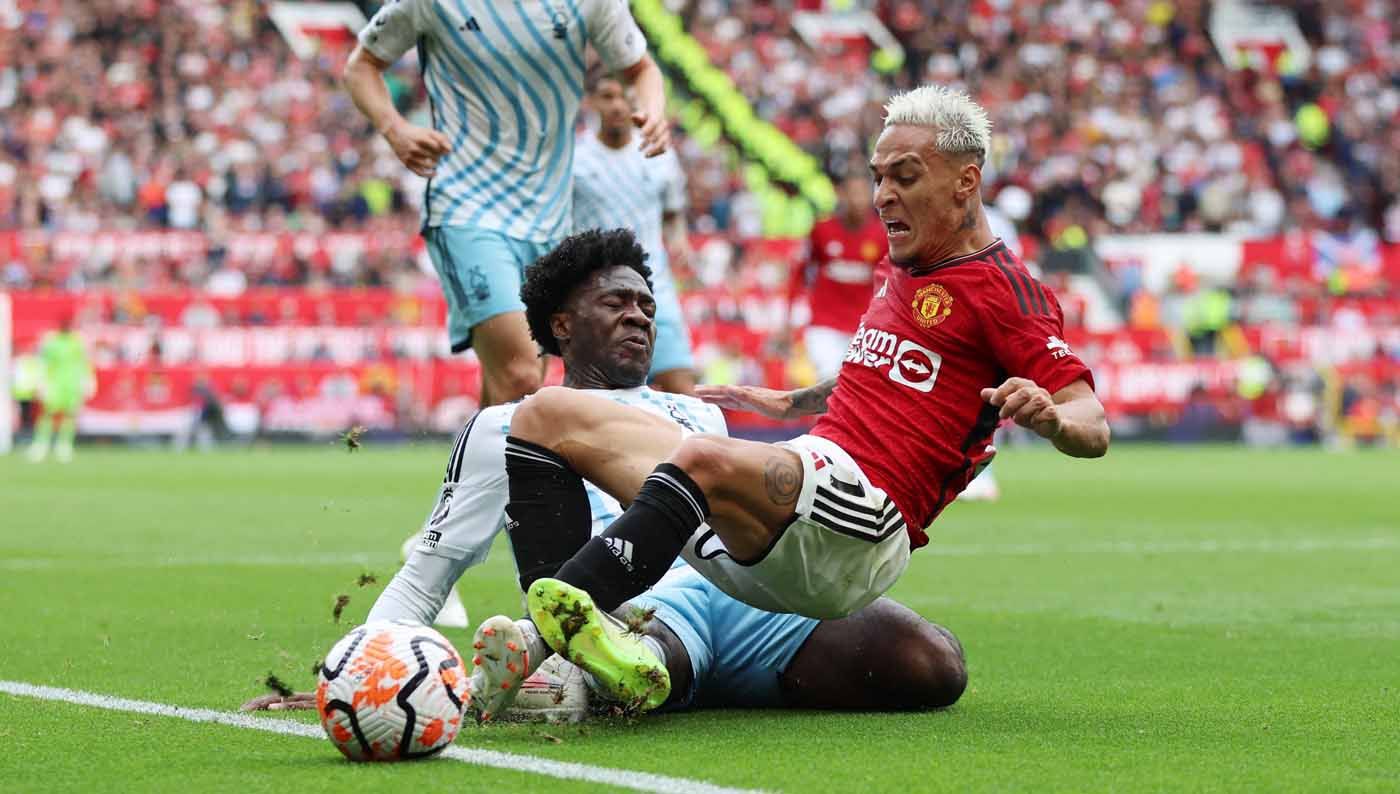 Pemain Manchester United, Antony mendapat takle keras oleh pemain Nottingham Forest Ola Aina pada laga Liga Inggris. (Foto: Reuters/Lee Smith) Copyright: © Reuters/Lee Smith