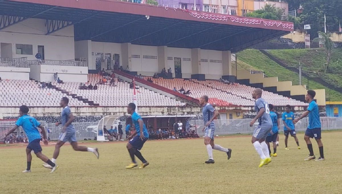 Sejumlah pemain lawas menghiasi skuad bayangan Persipura Jayapura dalam laga uji coba segitiga kontra tim sepak bola Pra-PON Papua dan Sific FC. Copyright: © Sudjarwo/INDOSPORT