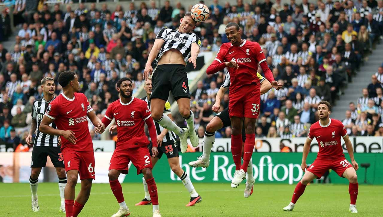 Pemain Newcastle Sven Botman saat berebut bola dengan pemain Liverpool Joel Matip di titik penalti pada laga Liga Inggris di Stadion St. James Copyright: © REUTERS/Lee Smith