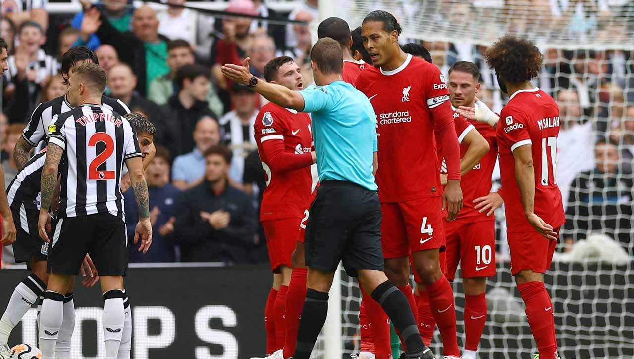 Pemain Liverpool Virgil van Dijk memprotes keputusan wasit John Brooks setelah mendapat kartu merah pada laga Liga Inggris di Stadion St. James Copyright: © REUTERS/Lee Smith