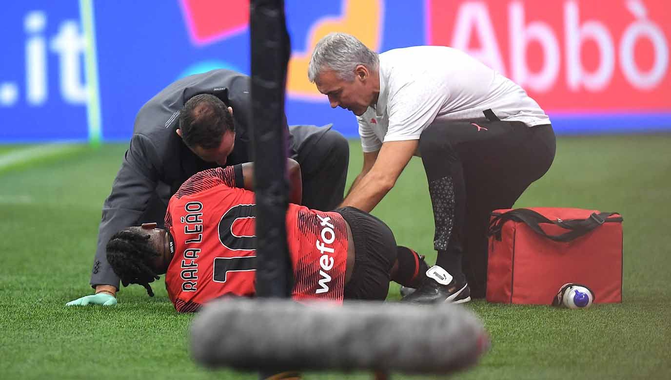 Klub Liga Italia (Serie A), AC Milan, senam jantung dengan tackle horor pemain Luksemburg hampir bikin Rafael Leao patah kaki. (Foto: REUTERS/Daniele Mascolo) Copyright: © REUTERS/Daniele Mascolo