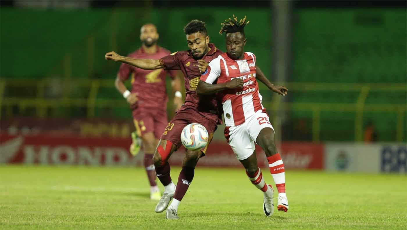 Duel bek PSM, Yance Sayuri dengan gelandang Persis Solo, Moussa Sidibe di kompetisi Liga 1 2023/2024. (Foto: MO Persis Solo). Copyright: © MO Persis Solo
