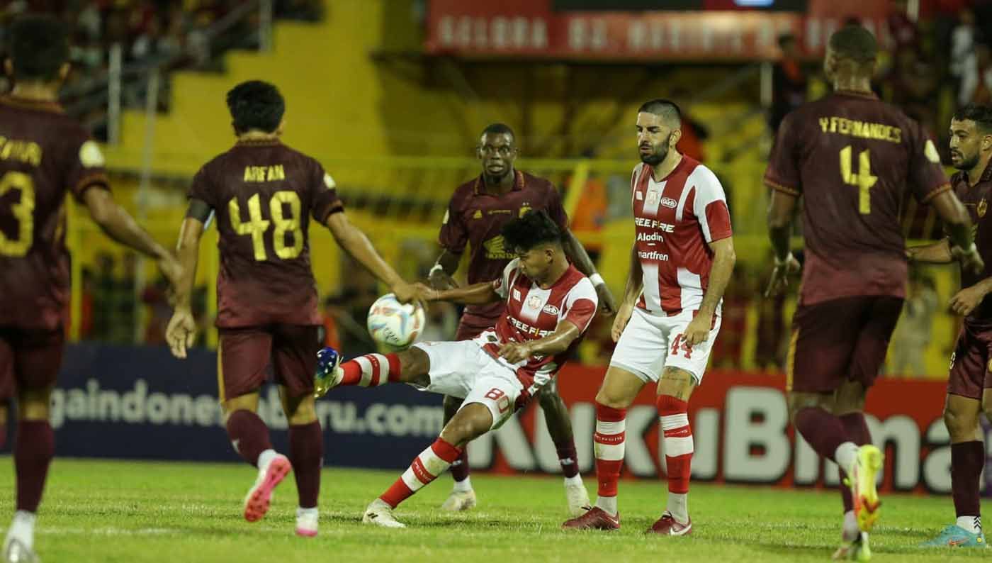 Aksi gelandang Persis Solo, Alexis Messidoro, saat dibayangi gelandang PSM, Kenzo Nambu pada pekan kesepuluh laga Liga 1 di Stadion Gelora B.J. Habibie (Lompoe), Senin (28/08/23). (Foto: MO Persis Solo). Copyright: © MO Persis Solo