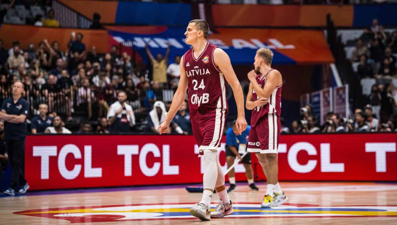 Latvia kandas dari Kanada di FIBA World Cup 2023. Copyright: © FIBA World Cup 2023