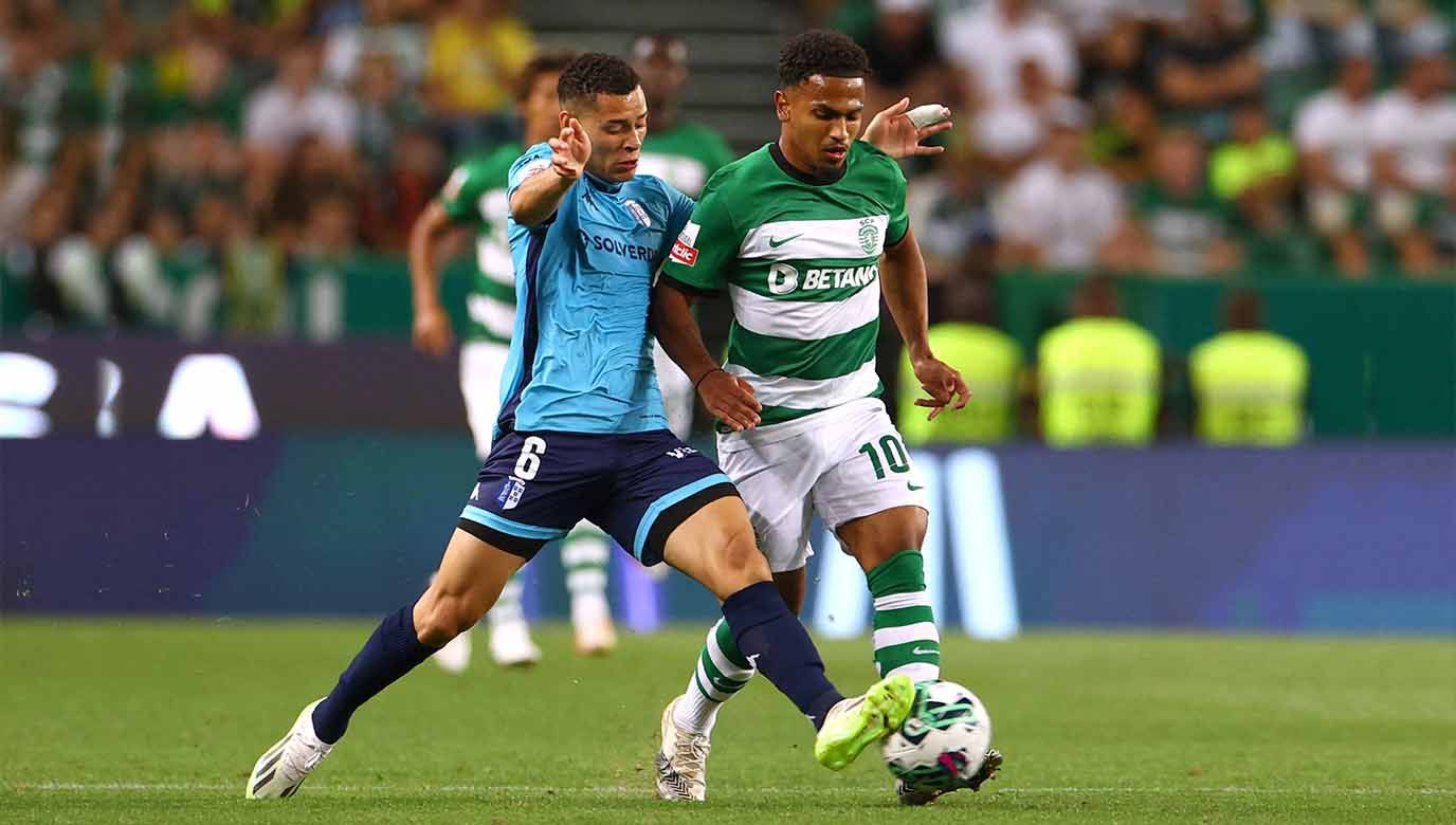 Pemain Sporting CP, Marcus Edwards (kanan) berebut bola dengan pemain Vizela Matheus Pereira. (Foto: REUTERS/Pedro Nunes) Copyright: © REUTERS/Pedro Nunes