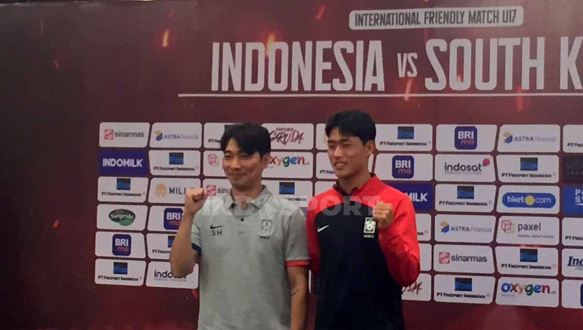 Preskon pelatih Korea Selatan U-17, Byun Sunghwan dan pemain, Kim Myeong Jun. (Foto: Petrus Manus Da' Yerimon/INDOSPORT) Copyright: © Petrus Manus Da' Yerimon/INDOSPORT