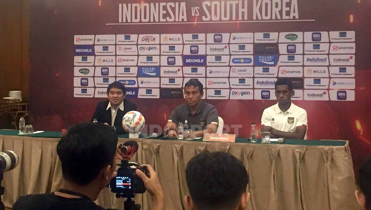 Preskon Timnas U-19 vs Korsel U-19 diwakili pelatih, Bima Sakti dan pemain M. Iqbal. (Foto: Petrus Manus Da' Yerimon/INDOSPORT) Copyright: © Petrus Manus Da' Yerimon/INDOSPORT