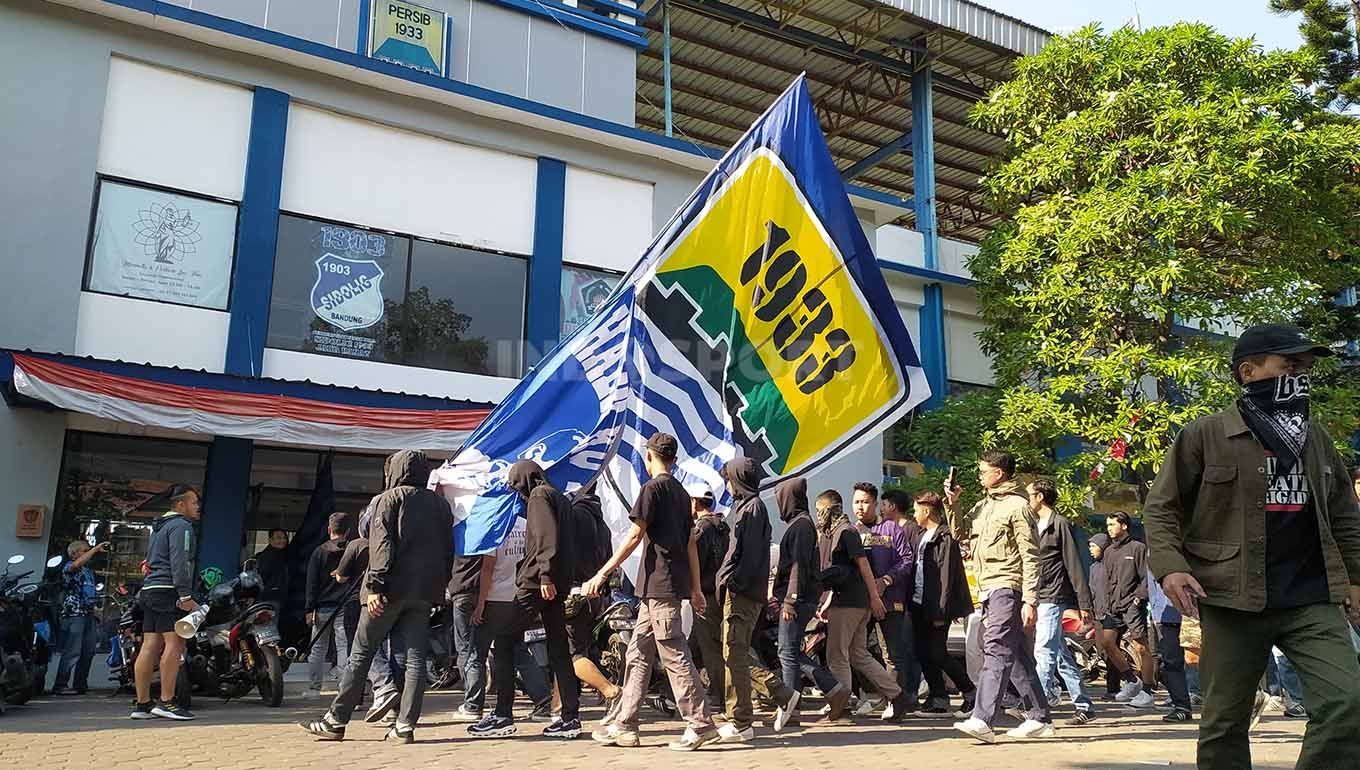 Ratusan Bobotoh memberikan dukungan kepada tim Persib Bandung jelang pertandingan pekan ke-11 kompetisi Liga 1 2023-2024 menghadapi Persija Jakarta. Copyright: © Arif Rahman/INDOSPORT