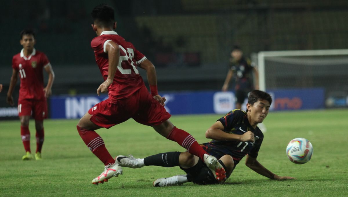 Duel antara pemain Timnas U-17 dan pemain Korsel U-17 dalam laga uji coba di Stadion Patriot, Bekasi, Rabu (30/08/23). Copyright: © Herry Ibrahim/INDOSPORT