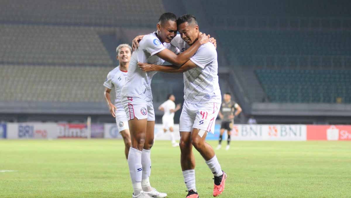 Selebrasi pemain Arema FC, Ginanjar Wahyu dengan rekan setim usai mencetak gol ke gawang Bhayangkara FC pada pekan ke 11 laga Liga 1 di Patriot (Bekasi). (Foto: MO Arema FC) Copyright: © MO Arema FC