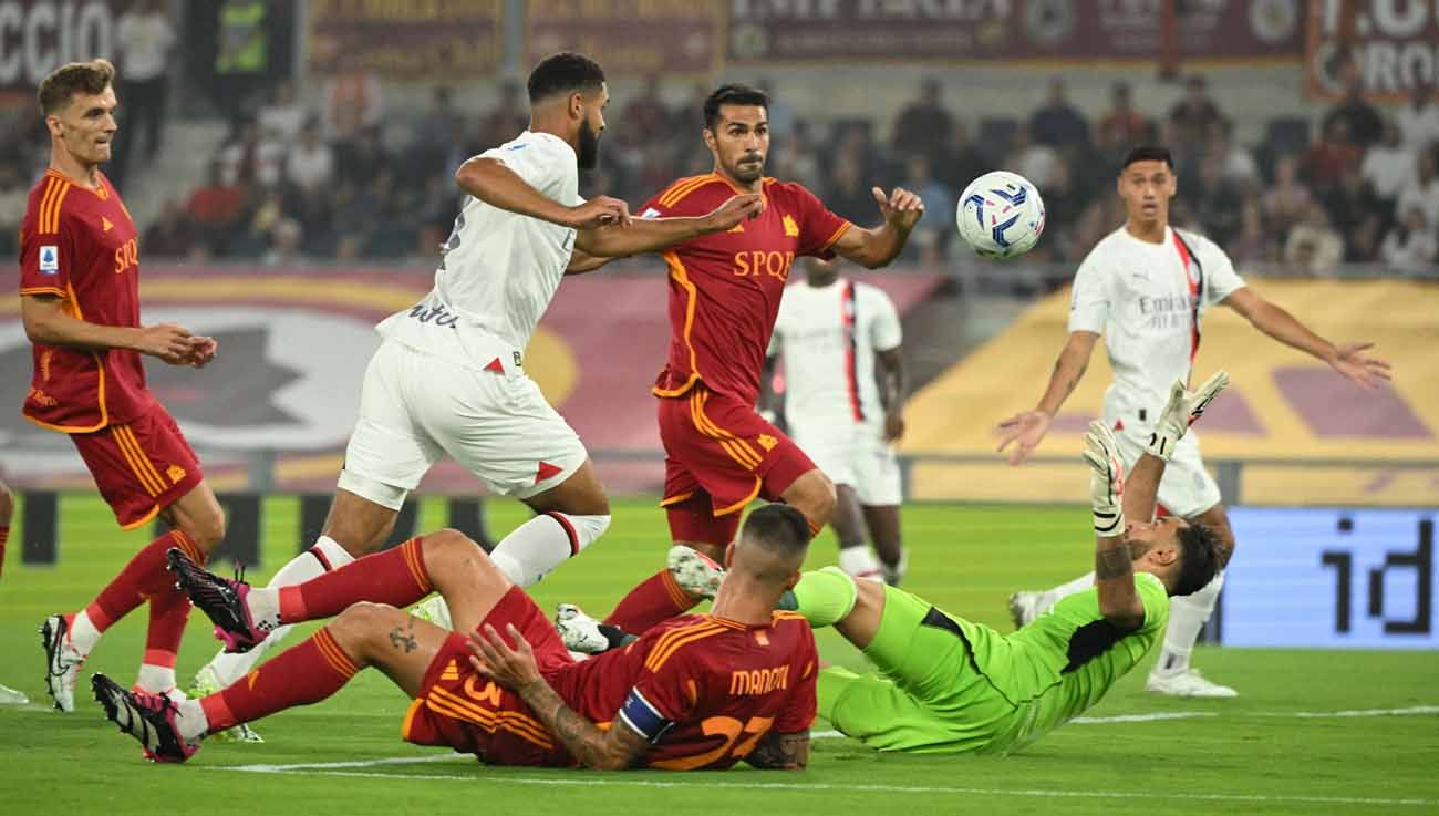 Pemain AC Milan Ruben Loftus-Cheek berebut bola dengan kiper AS Roma Rui Patricio pada laga Liga Italia. (Foto: REUTERS/Alberto Lingria) Copyright: © REUTERS/Alberto Lingria