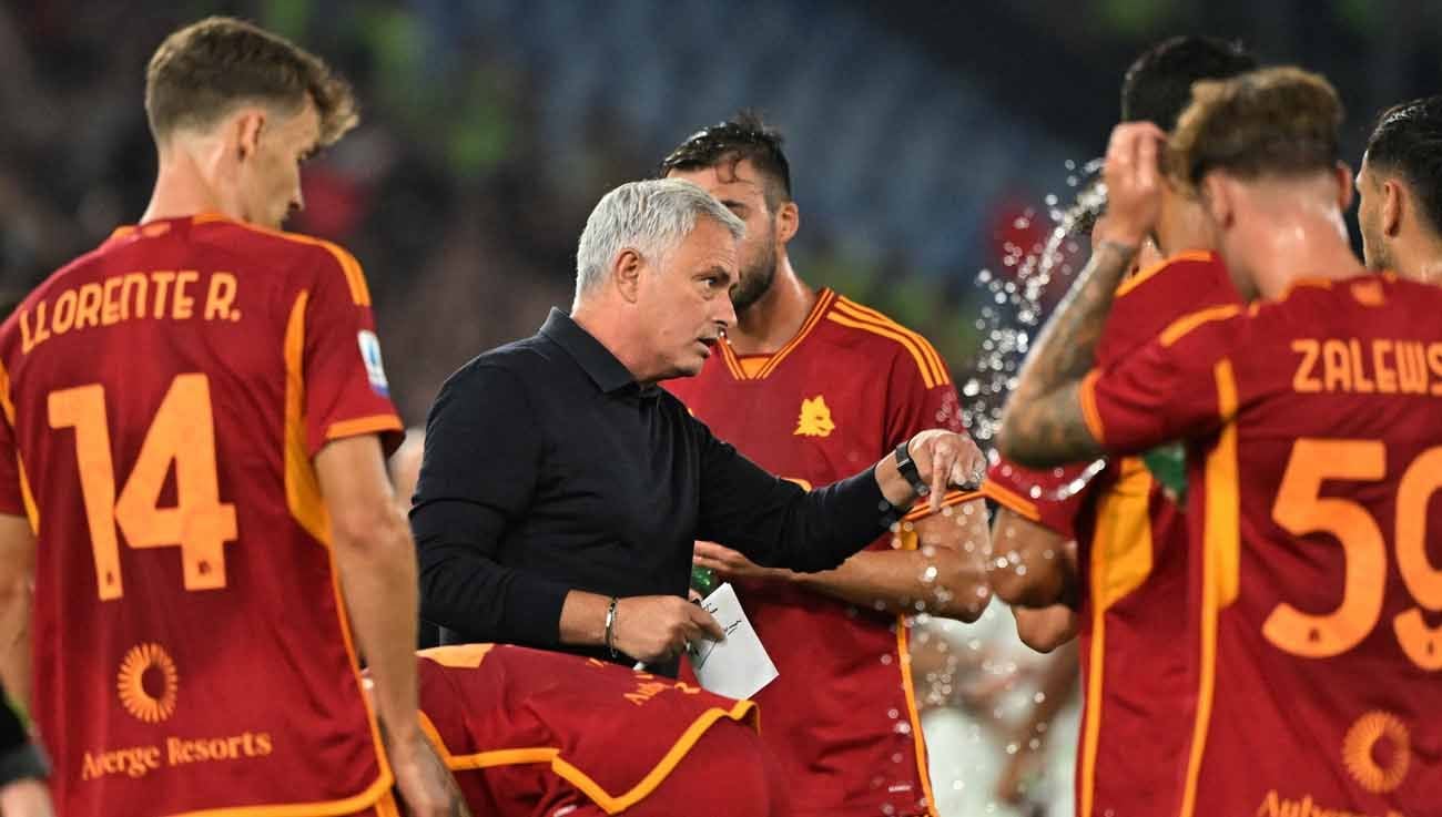 Pelatih AS Roma Jose Mourinho memberikan arahan kepada para pemain Roma saat istirahat pertandingan melawan AC Milan pada laga Liga Italia. (Foto: REUTERS/Alberto Lingria). Copyright: © REUTERS/Alberto Lingria