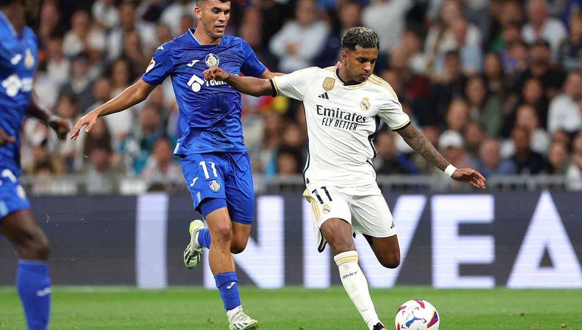 Pemain Real Madrid, Rodrygo saat coba melepaskan tendangan ke gawang Getafe di Liga Spanyol. Copyright: © REUTERS/Violeta Santos Moura