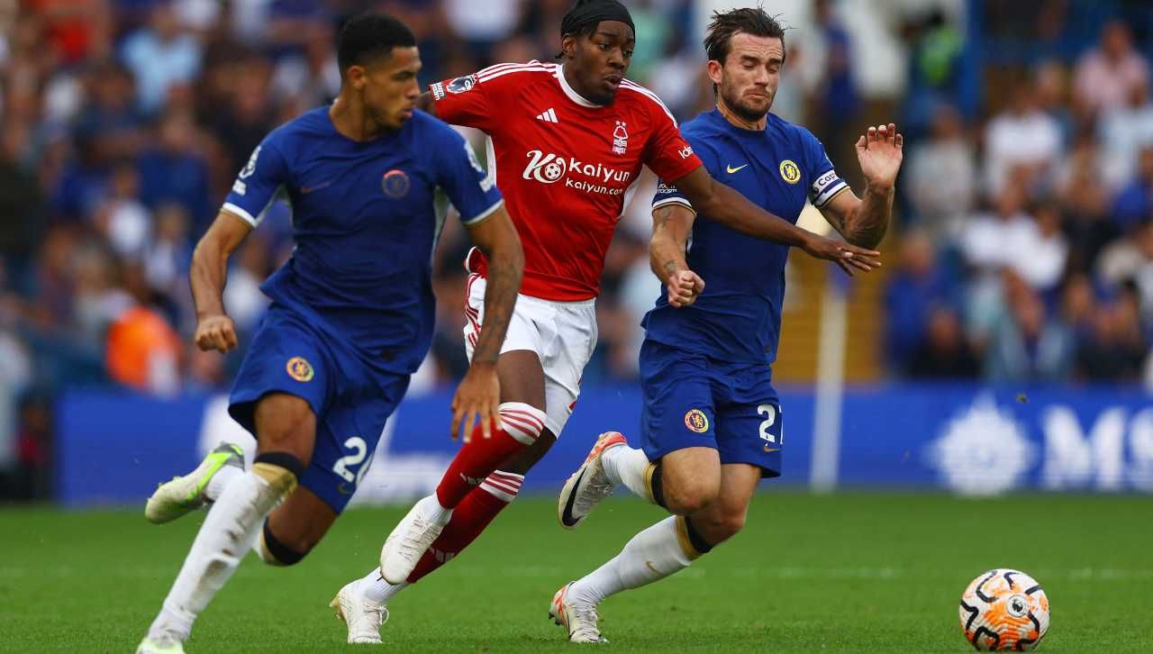 Anthony Elanga dari Nottingham Forest saat berduel dengan Ben Chilwell dari Chelsea Reuters-Matthew Childs Copyright: © Reuters-Matthew Childs