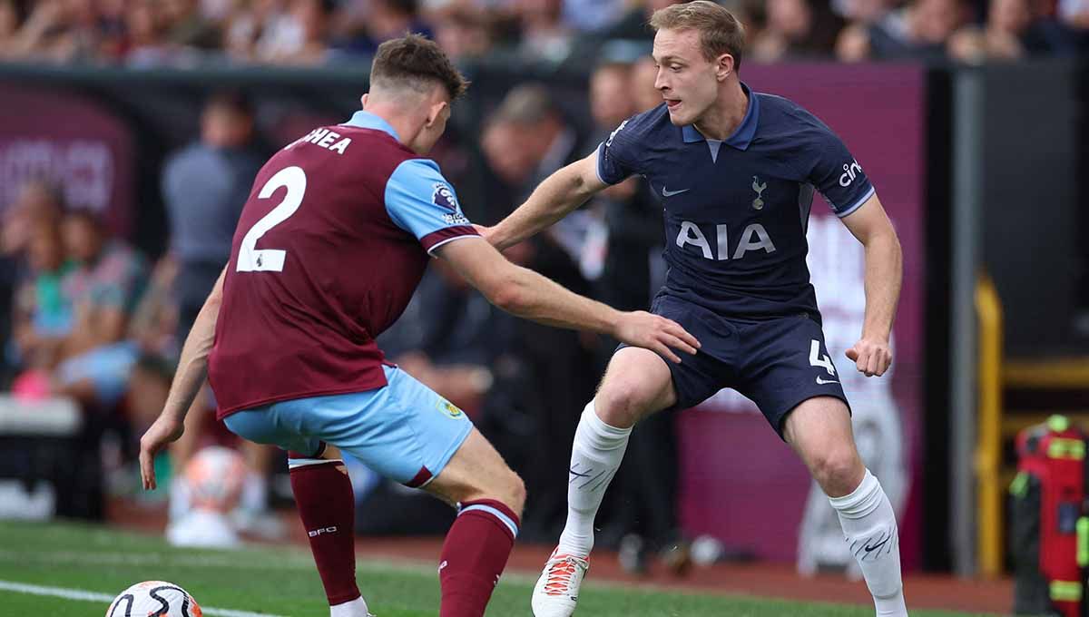 Pemain Tottenham Hotspur, Oliver Skipp di adang oleh pemain Burnley, Dara O'Shea di Liga Inggris. Copyright: © REUTERS/Phil Noble