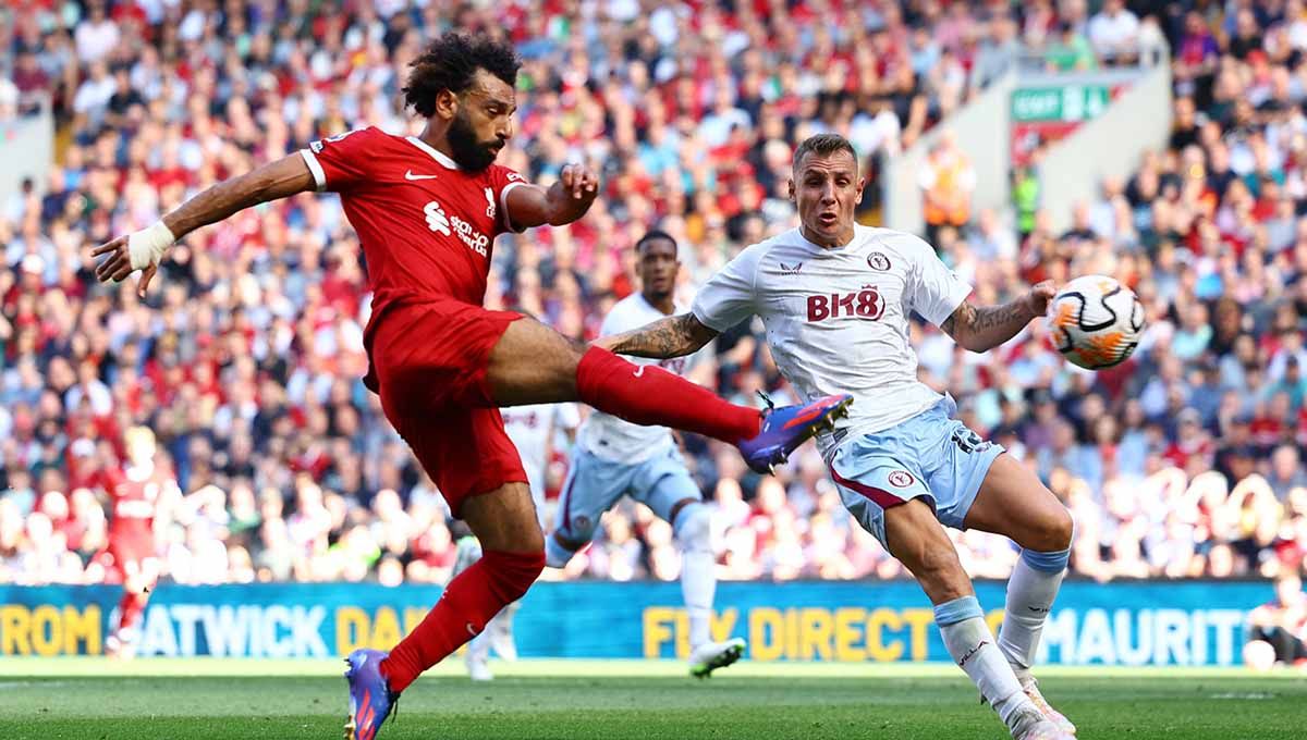 Pemain Liverpool, Mohamed Salah, coba melepaskan tendangan ke gawang Aston Villa di Liga Inggris. Copyright: © REUTERS/Molly Darlington